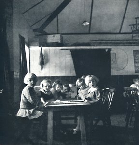 村のホールでのロンドンの子供たちのためのレッスン、1941 作： Cecil Beaton