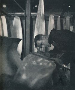 エアスクリューブレードの測定、1941 作： Cecil Beaton