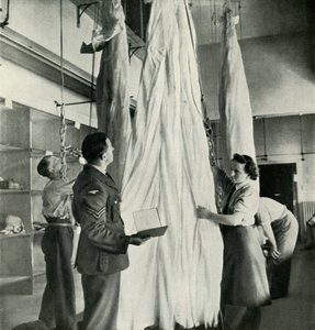 パラシュートパッカー、c1943。 作： Cecil Beaton