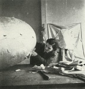 弾幕バルーンの修理、c1943。 作： Cecil Beaton