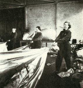 弾幕バルーンの修理、c1943。 作： Cecil Beaton