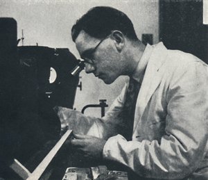 アルミニウム合金の構造を顕微鏡でテストする研究者、1941年