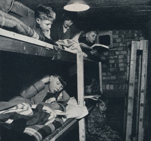 男子学生寮、1941年 作： Cecil Beaton