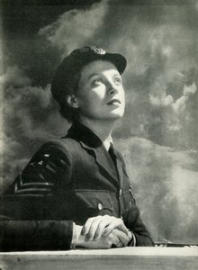 戦いを見守る、c1943。 作： Cecil Beaton