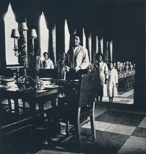 グレートレンのバンケットホールにいるレンワインスチュワード、1941年 作： Cecil Beaton