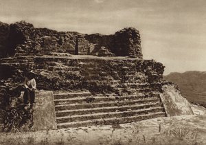 メキシコ: テポストラン、エル テポステカトル寺院の廃墟 (白黒写真) 作： Cecile Seler Sachs