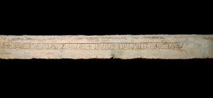 ケルトアート。「ケルト文字（オガム）で書かれた墓碑銘。紀元前6世紀末〜5世紀初頭。寸法365x19x33 cm Como, Museo Civico Archeologico Paolo Giovio 作： Celtic