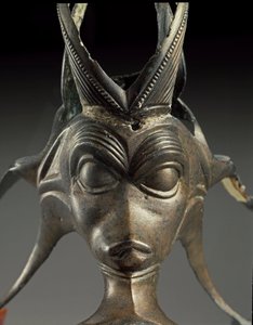 ケルト美術：幻想的な生物の頭部を模したブロンズ製水差しの装飾品。紀元前3世紀。ブルノ・マロメリス（モラヴィア地方）出土。ブルノ、モラヴィア博物館