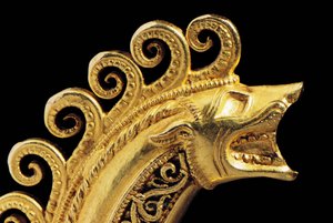 重要度の高いLa Tene社の戦士の腓骨、細部（金）（1065822-7も参照 作： Celtic
