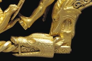 重要度の高いLa Tene社の戦士の腓骨、細部（金）（1065822-7も参照 作： Celtic