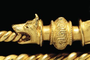 非常に重要なラ・テーヌの戦士の腓骨、詳細 作： Celtic