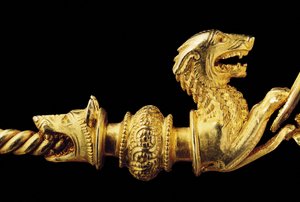 非常に重要なラ・テーヌの戦士の腓骨、詳細 作： Celtic