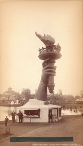 バルトルディの「リバティ」-手とトーチ、100周年記念展、フィラデルフィア 作： Centennial Photographic Co.