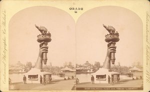 巨大な手と松明、自由の女神、100周年記念展、フィラデルフィア 作： Centennial Photographic Co.