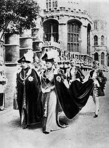 1937年、ウィンザーのガーター騎士団のローブを着たジョージ5世とメアリー女王。