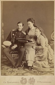 ロシアのアレクサンドラ・イオシフォヴナ (旧ザクセン・アルテンブルクのアレクサンドラ王女)、ロシアのニコラス・コンスタンティノヴィッチ、ロシアのヴェラ・コンスタンティノヴナ - アレクサンドラ・イオシフォヴナ大公、ニコラス・コンスタンティノヴィッチ大公、ヴェラ・コンスタンティノヴナ大公爵夫人