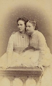 ロシアのアレクサンドラ・イオシフォヴナ (旧ザクセン・アルテンブルクのアレクサンドラ王女) とロシアのオルガ・コンスタンティノヴナ - 大公爵夫人アレクサンドラ・イオシフォヴナ (1830-1911) とロシアの大公爵夫人オルガ・コンスタンティノヴナ (1851-1926) の肖像、ベルガマスコ、チャールズ (Ka 作： Charles Bergamasco