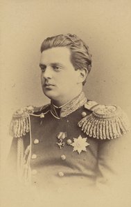 ウラジミール・アレクサンドロヴィッチ・デ・ロシア - ロシアのウラジミール・アレクサンドロヴィチ大公の肖像 (1847-1909)、ベルガマスコ、チャールズ (カール) (1830-1896) 作。 アルブミン写真、1865年頃。ロシア国立フィルムおよび写真アーカイブ、クラスノゴルスク