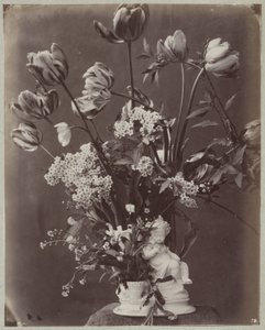 子供の姿と花瓶の花の研究