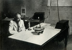1941年、RAF飛行訓練学校の管制デスク。 作： Charles Brown