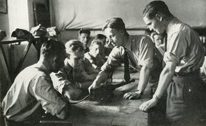 武器について学ぶRAF職員、1941年。 作： Charles Brown
