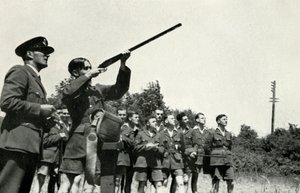 1941年の第二次世界大戦中に銃を発砲することを学んだRAF職員。 作： Charles Brown