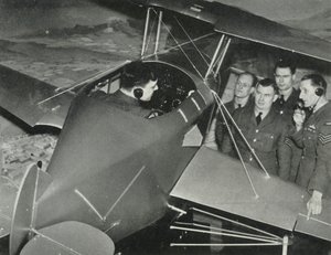 1941年の第二次世界大戦中に飛行シミュレータで飛行することを学んだ空軍の職員。 作： Charles Brown