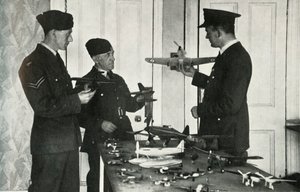 1941年の第二次世界大戦中に航空機を特定することを学んだRAF職員。 作： Charles Brown