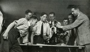 1941年に航空エンジンの指導を受けたRAF職員。 作： Charles Brown
