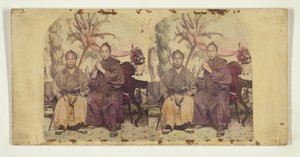 第1回日本外交使節団の2人：  正体不明のメンバー（左）と立石小野次郎＝ノリユキ通訳研修生（右）