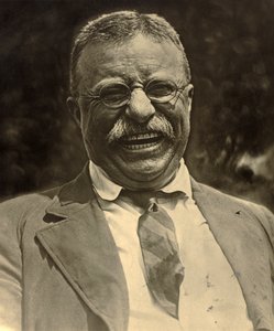 笑うセオドア・ルーズベルト、1910年頃（白黒写真） 作： Charles Duprez