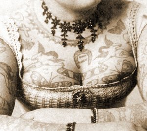 アニーハワードの胸の拡大図、1898年頃（キャビネットの写真） 作： Charles Eisenmann