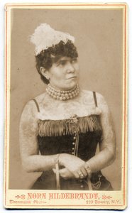 ノラ・ヒルダーブラントの肖像、1893年（内閣写真） 作： Charles Eisenmann