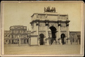França, Ile-de-France, Paris (75): O Arco do Triunfo do Carrossel com os edifícios em ruínas das Tulherias imperiais