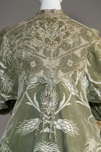 バーサ・パーマーのイブニング・コート、1902年頃（バック・ディテール）。シルクサテンに小麦柄のカットベルベット、金属糸のレース、シルクのメタリックタッセル。パリのワース社。 作： Charles Frederick Worth