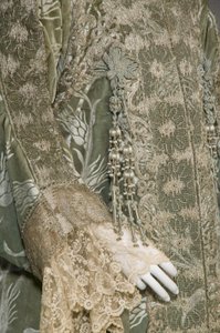 バーサ・パーマーのイブニング・コート、1902年頃（袖の詳細図）。シルクサテンに小麦柄のカットベルベット、金属糸のレース、シルクのメタリックタッセル。パリのワース社。 作： Charles Frederick Worth