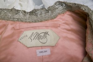 チャールズ・フレデリック・ワースのメーカーラベルは、1902年頃、バーサ・パーマーが所有していたイブニングコートの内側に貼られていました。ウォース、パリ
