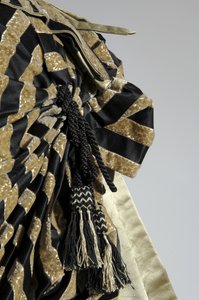 イブニング・ドレス、1884年頃（バッスルの詳細図）。シルクサテン、カットベルベット、レース、シルク糸のタッセルとフリンジ。チャールズ・フレデリック・ワース、フランス。 作： Charles Frederick Worth