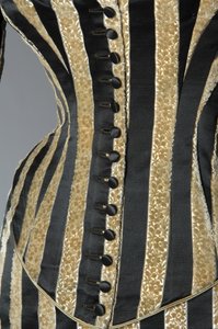 イブニング・ドレス、1884年頃（ボタン留めの部分図）。シルクサテンとカットベルベット、レース、シルク糸のタッセルとフリンジ。フランス、シャルル・フレデリック・ウォース