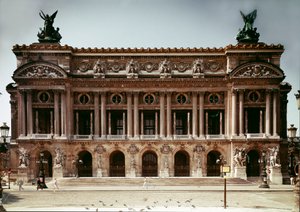 シャルル・ガルニエ（1825-1898）が1875年にパリで実現したオペラ劇場のファサードの様子