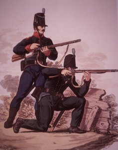 19世紀初頭のイギリス陸軍のライフル兵。立っているのは第60ロイヤル・アメリカン・フットの兵士、膝をついているのは第95ライフル連隊の兵士（カラーリトグラフ 作： Charles Hamilton (after) Smith
