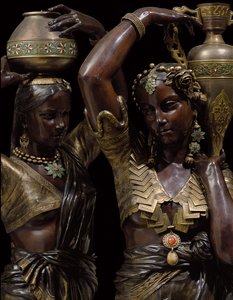 花瓶を持つインド人女性の形をした2つのブロンズ製トーチルのディテール 作： Charles Henri Joseph Cordier