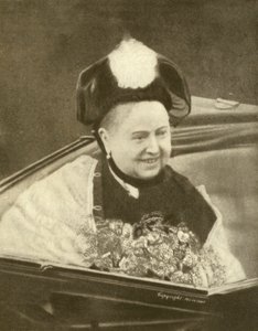花束を受け取って微笑むヴィクトリア女王（ワイト島、1887年頃）（モノクロ写真 作： Charles Knight