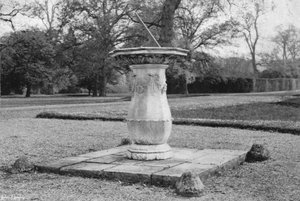 大理石の日時計（モノクロ写真 作： Charles Latham