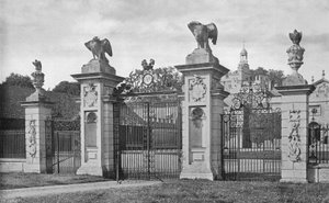 Drayton: The Forecourt Gates（モノクロ写真 作： Charles Latham