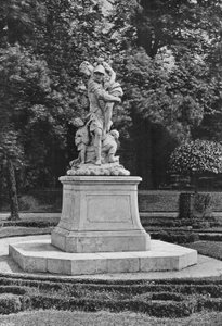 南庭の東側（モノクロ写真 作： Charles Latham