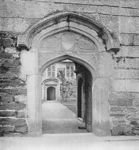 御影石の門（モノクロ写真 作： Charles Latham