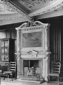 ダイニングパーラーにて（モノクロ写真 作： Charles Latham