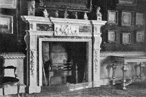 ベルベットルームの煙突部分（モノクロ写真 作： Charles Latham