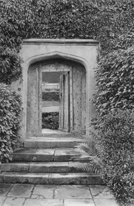 庭の入り口（モノクロ写真 作： Charles Latham